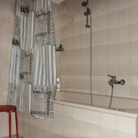 Badewanne mit Möglichkeit zum Duschen